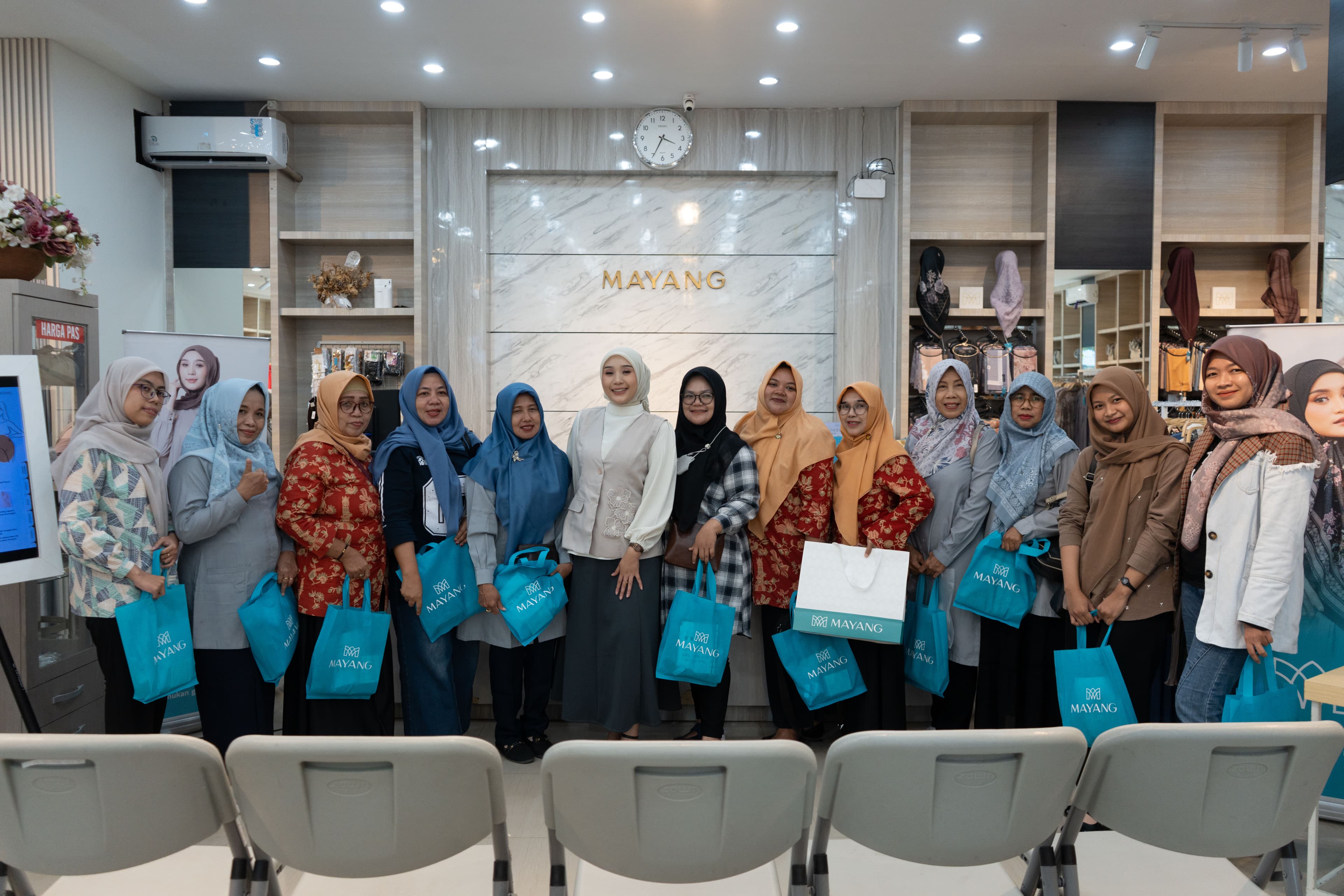 Komunitas Mayang Collection berkumpul di depan butik