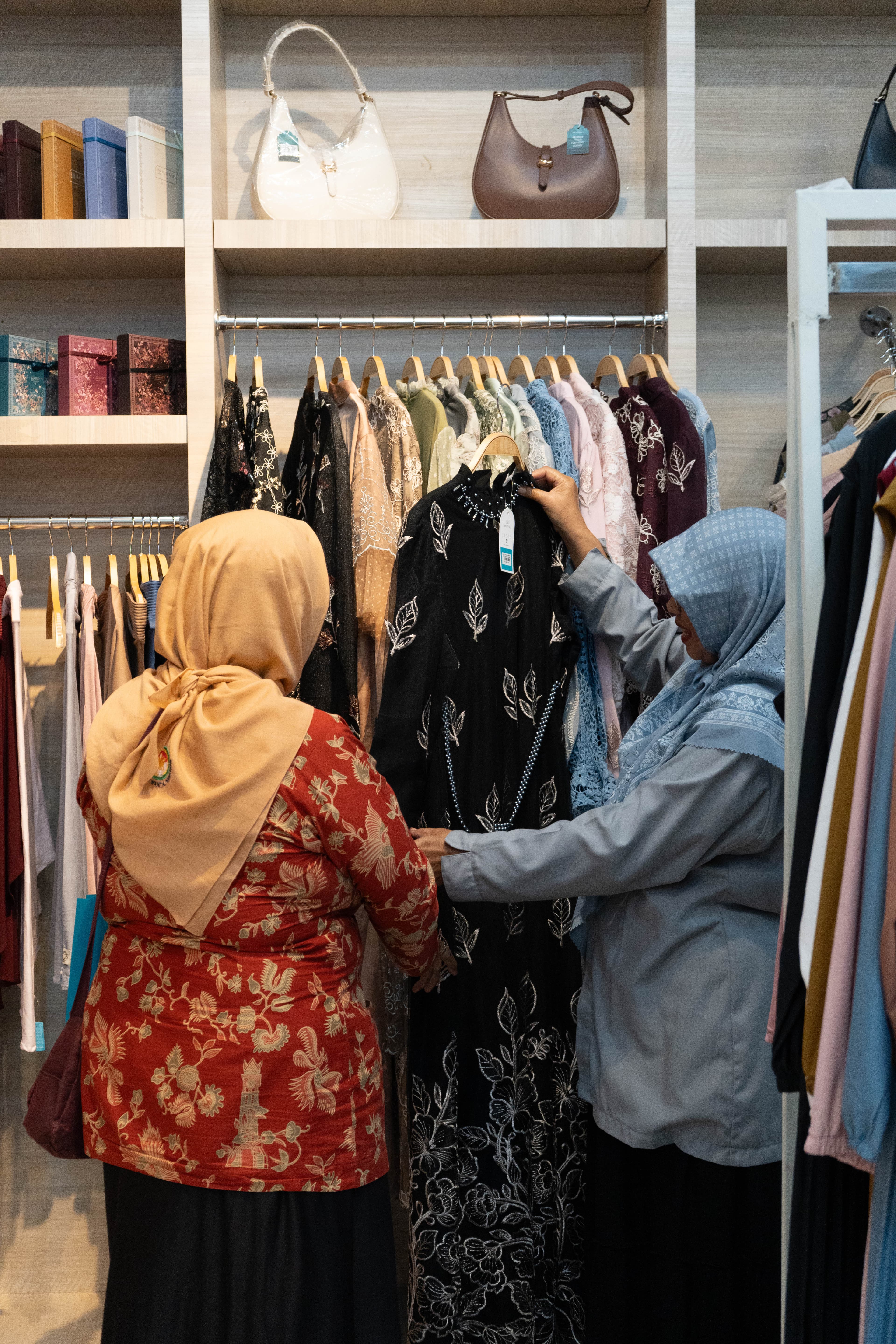 Konsultan gaya membantu memilih busana di rak Mayang Collection